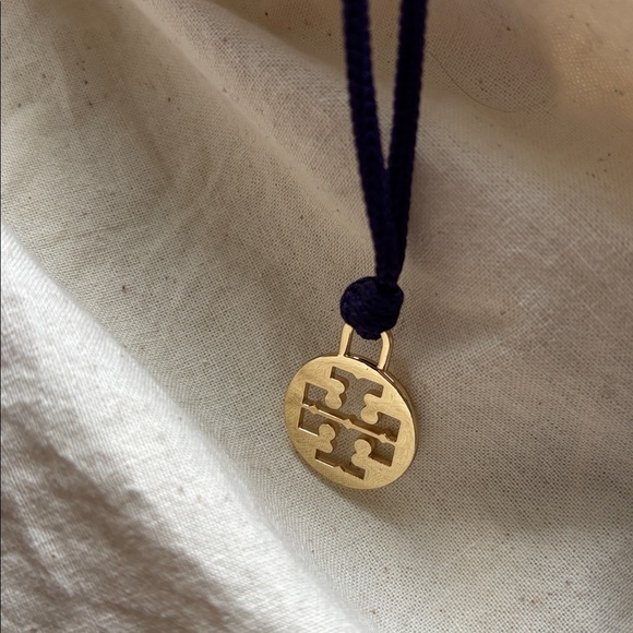 Tory Burch Quilted Cream Shoulder Bag with Gold Chain - Picture 8 of 11